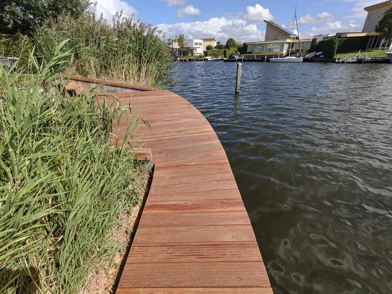 Vlonder vernieuwd aan het water